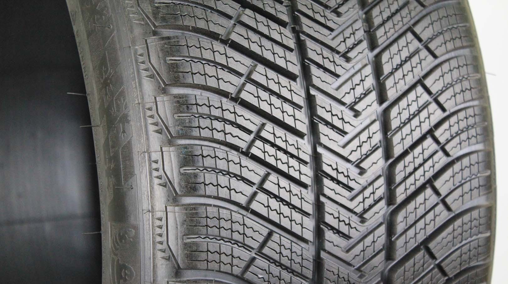 Michelin_PILOT_ALPIN4_DIRECTIONAL_2016_2